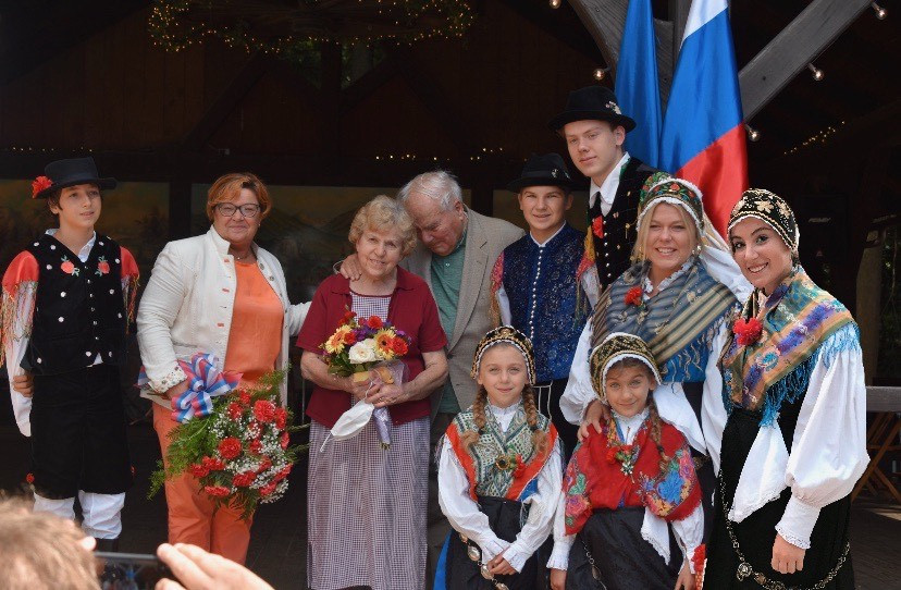 Generalna konzulka Alenka Jerak, dr. Edi in Milena Gobec ter njunih sedem vnukov v narodnih nošah