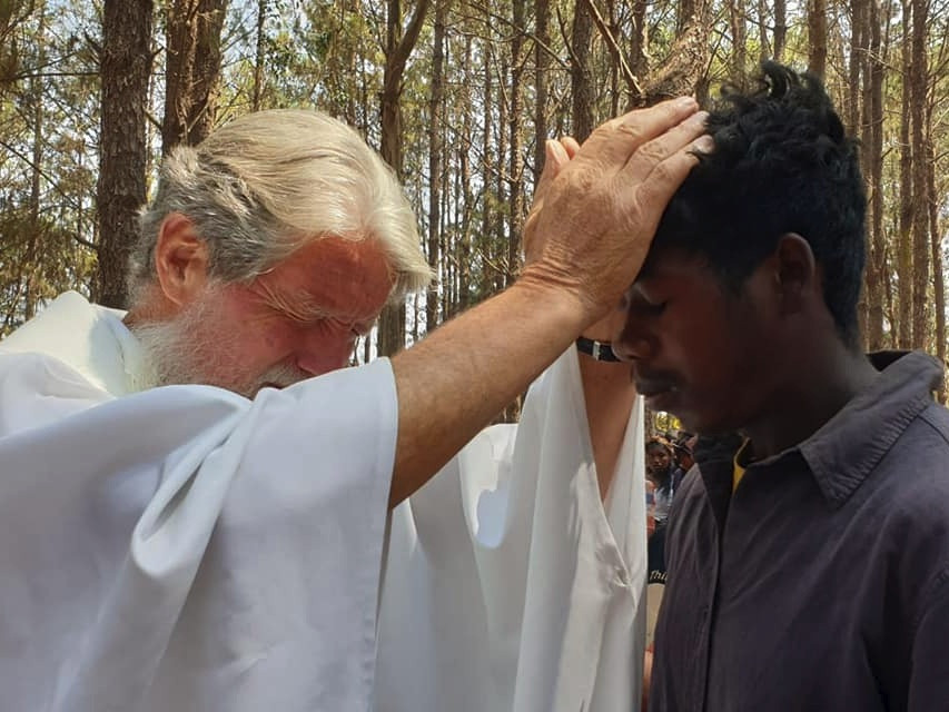 Po maši mnogi misijonarja prosijo, da jih blagoslovi.