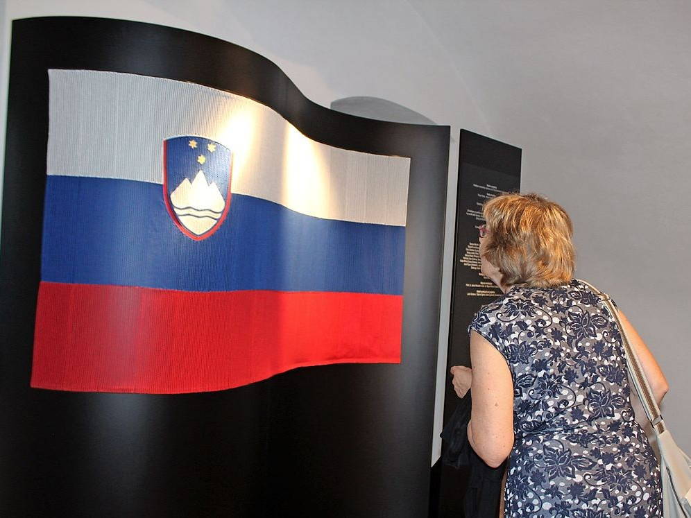 Ob 25. obletnici osamosvojitve je klekljano slovensko zastavo sklekljalo 25 čipkaric iz 25 slovenskih krajev in jo podarilo predsedniku Pahorju.