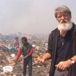 Misijonar Peter Opeka na smetišču (photo: ARO)