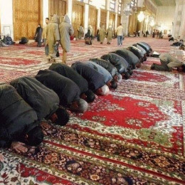 Muslimani med molitvijo v mošeji (photo: Wikipedia)