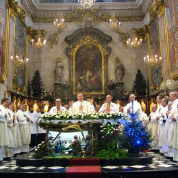 Duhovniki ob oltarju (photo: ARO)