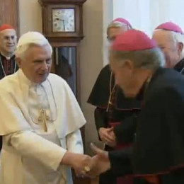 Benedikt XVI. se rokuje z irskimi škofi (photo: CTV)