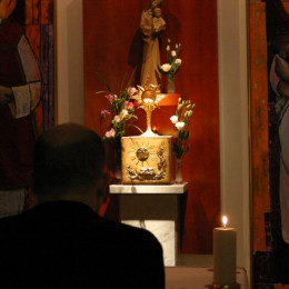 Molitev v radijski kapeli (photo: ARO: Molitev v radijski kapeli)