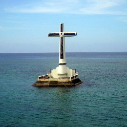Križ ob filipinski obali zaznamuje potopljeno pokopališče (photo: Wikipedia)