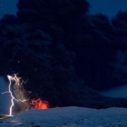Strela ob vznožju islandskega ognjenika Eyjafjallajokull, ki še vedno bruha lavo (photo: ARO)