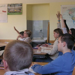 Učenci pri pouku (photo: Wikimedia Commons)