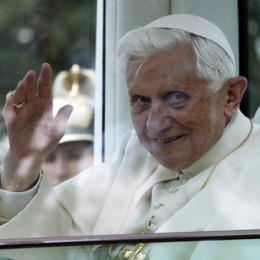 Papež Benedikt XVI. v papamobilu (photo: www.bentoxviportugal.pt)