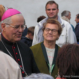 Škof Metod Pirih med ljudmi (photo: Primož Govekar)