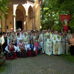 Tako je bilo videti zlatomašne svate pred cerkvijo (photo: Arhiv slovenske župnije v Frankfurtu)