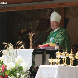 Nadškof Anton Stres pred kapelo v Kočevskem Rogu (photo: Jože Bartolj)
