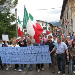Demonstracije za ohranitev slovensek šole v Špetru (photo: Miran Mihelič)