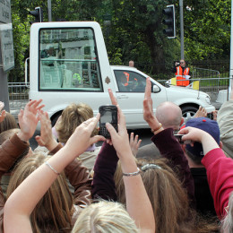 Papež med vožnjo v papamobilu (photo: www.thepapalvisit.org.uk)