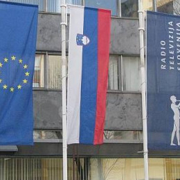 Zastave pred RTV Slovenija (photo: ARO)