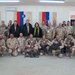 Slovenski vojaki in ministrica Ljubica Jelušič z delegacijo v Afganistanu (photo: www.mors.si)