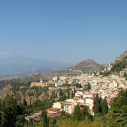 Pogled na Taormino, v ozadju Etna (photo: Wikipedija)