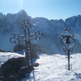 Pogled z vrha Kamnitega lovca nad Sv. Višarjami (photo: Miran Mihelič)