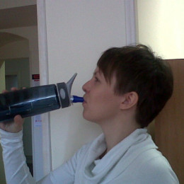Helena pije vodo (photo: Sebastjan Erlah)