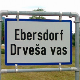 Dvojezični napis v Drveši vasi (photo: Matjaž Merljak)