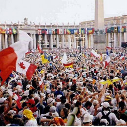 Mladi na Trgu sv. Petra v Rimu leta 2000 (photo: Wikipedia)