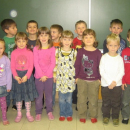 Otroci in vzgojiteljica Darja Erčulj iz vrtca Ringaraja Dobrepolje (photo: Vesna Sever)