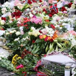 Cvetje in sveče v središču Osla (photo: Wikipedia)