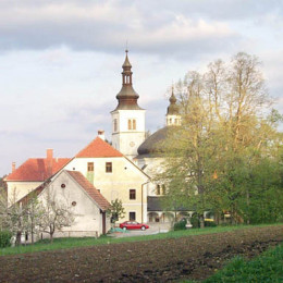 Župnijski urad in Marijina romarska cerkev na Novi Štifti pri Ribnici (photo: zupnije.rkc.si)