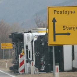 Veter prevračal tovornjake (photo: Izidor Šček)