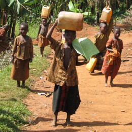 Otroci nosijo vodo; Afrika (photo: Alen Salihović)
