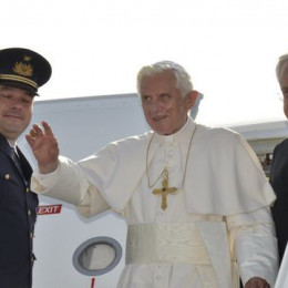 Papež na milanskem letališču (photo: www.family2012.com)