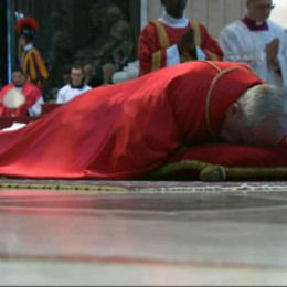 Papež Frančišek leže v spoštovanju trpečega Gospoda na veliki petek (photo: CTV)
