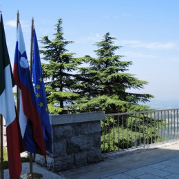 Slovenska, italijanska in evropska zastava (photo: p. Ivan Rampre)