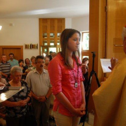 Kardinal Rode podeljuje škapulir (photo: Ksenja Hočevar)