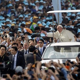Papež Frančišek v papamobilu (photo: CTV/REUTERS)