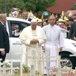 Papež na pokopališču nerojenih (photo: Twitter: Catholic news agency)