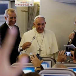 Papež na letalu z novinarji (photo: Radio Vatikan)