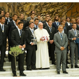 Papež z nogometaši (photo: Radio Vatikan)