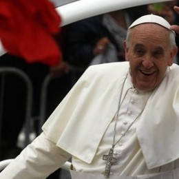 Papež pozdravlja mlade (photo: ARO)