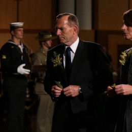 Avstralski premier Tony Abbot in žena na spominski slovesnosti (photo: APTV)