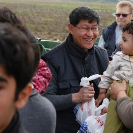 Kardinal Tagle med prebežniki (photo: Radio Vatikan)