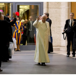 Papež odhaja iz sinodalne dvorane (photo: Radio Vatikan)