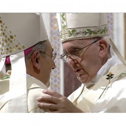 Papež pozdravlja novega škofa (photo: Radio Vatikan)