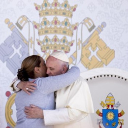 Papež pozdravlja zapornico v Mehiki (photo: Radio Vatikan)