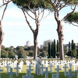 Papež na pokopališču v Nettunu (photo: RV/AP)