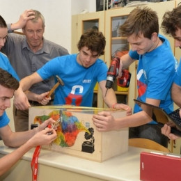 Dijaki Gimnazije Želimlje, svetovni prvaki v odpiranju fizikalnih sefov s svojim mentorjem (photo: gz)