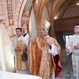Škof Jamnik blagoslovil obnovitvena dela (photo: Rok Mihevc)