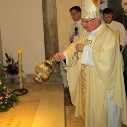 Na grobu škofa Mahniča (photo: IKA)