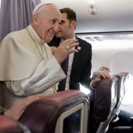 Papež z novinarji na letalu (photo: Vatican News)