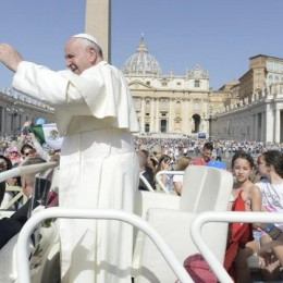 Papež pozdravlja vernike na Trgu sv. Petra (photo: Vatican News)