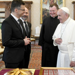 Papež Frančišek in Marjan Šarec (photo: Tamino Petelinšek, STA)